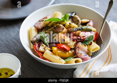 Rigatoni mit gerösteten, Aubergine, Paprika und Knoblauch Stockfoto