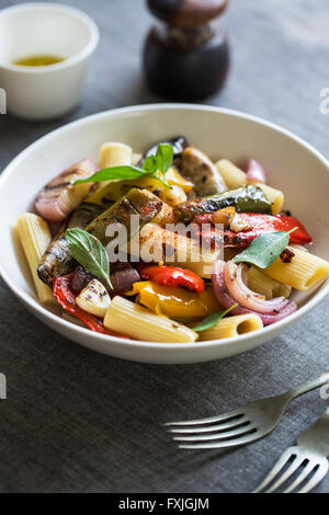 Rigatoni mit gerösteten, Aubergine, Paprika und Knoblauch Stockfoto