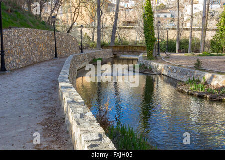 Ruhigen Fluss fließt durch einen Park in Cuenca, Spanien Stockfoto