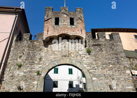 Eingangstor der mittelalterlichen Stadt Barga in Lucca Provinz, Toskana, Italien Stockfoto