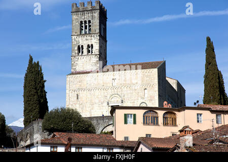 Blick auf die mittelalterliche Stadt von Barga mit Kathedrale Stockfoto