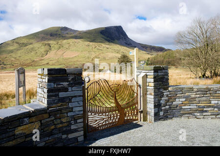 Das Tor am Anfang des Radweges Lôn Gwyrfai führt 61 Fuß- und Brückenwege zum Nationalpark Beddgelert Snowdonia (Eryri). Rhyd DDU Gwynedd Wales, Großbritannien Stockfoto