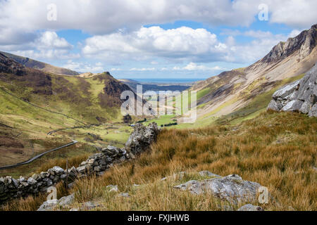 Auf der Suche Nantlle Tal in Richtung Westküste von Clogwyn y garreg in Snowdonia National Park (Eryri). North Wales, Großbritannien, Großbritannien Stockfoto