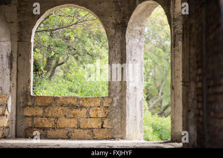 gewölbte Fenster und gewölbte Tür in einem unfertigen Haus aus Kalkstein Stockfoto