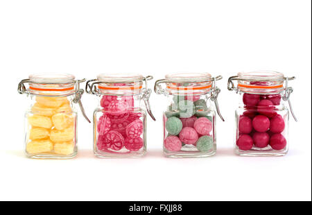 Bunte Bonbons in Gläsern Stockfoto