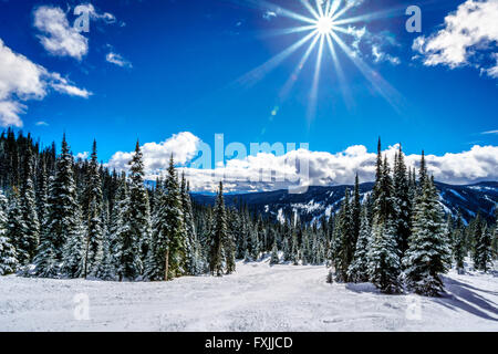 Strahlende Sonne und blauer Himmel auf die Skihänge in Sun Peaks Village in der Shuswap-Hochland von Britisch-Kolumbien Stockfoto