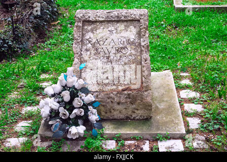 Pula, Istrien, Kroatien. Soldatenfriedhof der Navy (Marine K.u.k. Friedhof). Die Ex Grab von Nazario Sauro (20. September 1880 – 10. August 1916). Er war ein Österreich geborene italienische Irredentist und Segler. Nach der Annexion von Istrien nach Jugoslawien die Sauro wurde Körper nach Venedig gebracht. Stockfoto