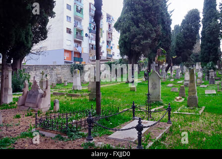 Pula, Istrien, Kroatien. Soldatenfriedhof der Navy (Marine K.u.k. Friedhof). Inmitten eines großen Parks, der Ex K.u.k.-Friedhof wurde im Jahre 1862 gegründet. Heute ist der Friedhof umfasst eine Fläche von über 22.000 m2, würde es über 150.000 Menschen begraben werden. In hier sind begraben 12 Admirale der österreichisch-ungarischen Monarchie und ein türkischer Admiral über 300 italienische und deutsche Soldaten, die Opfer des Untergangs des Passagiers Baron Gautsch und Besatzungen der Kriegsschiffe Szent Istvan und Viribus Unitis. Stammen Sie die letzten Gräber aus der jugoslawischen sozialistischen Periode. Stockfoto