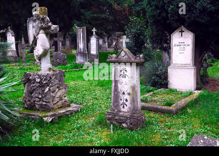 Pula, Istrien, Kroatien. Soldatenfriedhof der Navy (Marine K.u.k. Friedhof). Inmitten eines großen Parks, der Ex K.u.k.-Friedhof wurde im Jahre 1862 gegründet. Heute ist der Friedhof umfasst eine Fläche von über 22.000 m2, würde es über 150.000 Menschen begraben werden. In hier sind begraben 12 Admirale der österreichisch-ungarischen Monarchie und ein türkischer Admiral über 300 italienische und deutsche Soldaten, die Opfer des Untergangs des Passagiers Baron Gautsch und Besatzungen der Kriegsschiffe Szent Istvan und Viribus Unitis. Stammen Sie die letzten Gräber aus der jugoslawischen sozialistischen Periode. Stockfoto