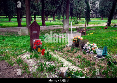 Pula, Istrien, Kroatien. Soldatenfriedhof der Navy (Marine K.u.k. Friedhof). Inmitten eines großen Parks, der Ex K.u.k.-Friedhof wurde im Jahre 1862 gegründet. Heute ist der Friedhof umfasst eine Fläche von über 22.000 m2, würde es über 150.000 Menschen begraben werden. In hier sind begraben 12 Admirale der österreichisch-ungarischen Monarchie und ein türkischer Admiral über 300 italienische und deutsche Soldaten, die Opfer des Untergangs des Passagiers Baron Gautsch und Besatzungen der Kriegsschiffe Szent Istvan und Viribus Unitis. Stammen Sie die letzten Gräber aus der jugoslawischen sozialistischen Periode. Stockfoto