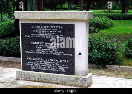 Pula, Istrien, Kroatien. Soldatenfriedhof der Navy (Marine K.u.k. Friedhof). Inmitten eines großen Parks, der Ex K.u.k.-Friedhof wurde im Jahre 1862 gegründet. Heute ist der Friedhof umfasst eine Fläche von über 22.000 m2, würde es über 150.000 Menschen begraben werden. In hier sind begraben 12 Admirale der österreichisch-ungarischen Monarchie und ein türkischer Admiral über 300 italienische und deutsche Soldaten, die Opfer des Untergangs des Passagiers Baron Gautsch und Besatzungen der Kriegsschiffe Szent Istvan und Viribus Unitis. Stammen Sie die letzten Gräber aus der jugoslawischen sozialistischen Periode. Stockfoto