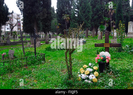 Pula, Istrien, Kroatien. Soldatenfriedhof der Navy (Marine K.u.k. Friedhof). Inmitten eines großen Parks, der Ex K.u.k.-Friedhof wurde im Jahre 1862 gegründet. Heute ist der Friedhof umfasst eine Fläche von über 22.000 m2, würde es über 150.000 Menschen begraben werden. In hier sind begraben 12 Admirale der österreichisch-ungarischen Monarchie und ein türkischer Admiral über 300 italienische und deutsche Soldaten, die Opfer des Untergangs des Passagiers Baron Gautsch und Besatzungen der Kriegsschiffe Szent Istvan und Viribus Unitis. Stammen Sie die letzten Gräber aus der jugoslawischen sozialistischen Periode. Stockfoto