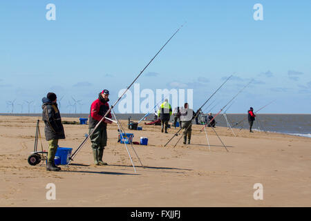 New Brighton, dem Wirral, Merseyside, UK Angelruten, wo Meer Angler nutzen Sie die Frühlingssonne zu Meer Fische in den Fluss Mersey. In dieser Position der Tide Zyklus gibt es extrem wenig Wasser, die den Zugang für die Fischer auf die tieferen Pools und Kanäle in der Flussmündung. Stockfoto