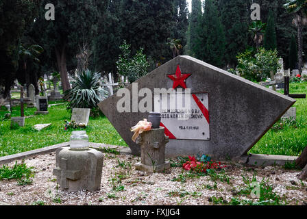 Pula, Istrien, Kroatien. Soldatenfriedhof der Navy (Marine K.u.k. Friedhof). Inmitten eines großen Parks, der Ex K.u.k.-Friedhof wurde im Jahre 1862 gegründet. Heute ist der Friedhof umfasst eine Fläche von über 22.000 m2, würde es über 150.000 Menschen begraben werden. In hier sind begraben 12 Admirale der österreichisch-ungarischen Monarchie und ein türkischer Admiral über 300 italienische und deutsche Soldaten, die Opfer des Untergangs des Passagiers Baron Gautsch und Besatzungen der Kriegsschiffe Szent Istvan und Viribus Unitis. Stammen Sie die letzten Gräber aus der jugoslawischen sozialistischen Periode. Stockfoto