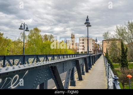 Eisenbrücke mit Co-Kathedrale von Santa Maria De La Redonda Zinnen im Hintergrund. Logroño, La Rioja. Spanien. Stockfoto