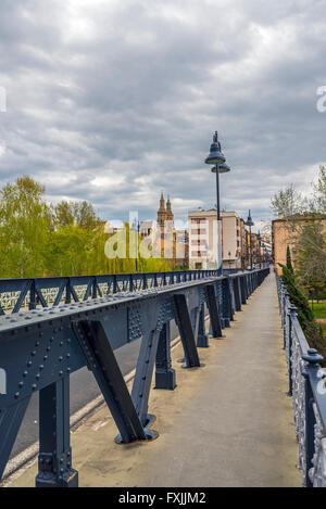 Eisenbrücke mit Co-Kathedrale von Santa Maria De La Redonda Zinnen im Hintergrund. Logroño, La Rioja. Spanien. Stockfoto