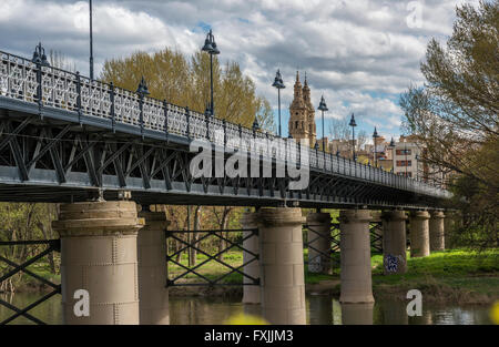 Eisenbrücke mit Co-Kathedrale von Santa Maria De La Redonda Zinnen im Hintergrund. Logroño, La Rioja. Spanien. Stockfoto