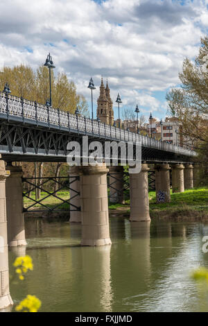 Eisenbrücke mit Co-Kathedrale von Santa Maria De La Redonda Zinnen im Hintergrund. Logroño, La Rioja. Spanien. Stockfoto