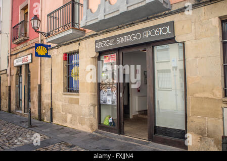 Pilger des Jakobswegs Herbergen. "Albergue" Santiago Apostol im Zentrum von Logroño, La Rioja. Spanien. Stockfoto