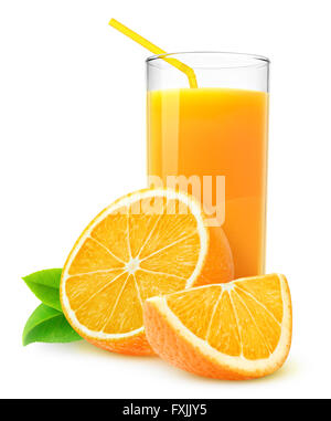 Isolierte Orangensaft. Scheiben von Orangenfrucht und Glas Orangensaft isoliert auf weiss mit Beschneidungspfad Stockfoto