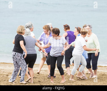 Rentner halten täglich Passungsklasse am Strand. Stockfoto