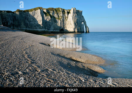 Kieselstrand und Klippen von Etretat in Frankreich Stockfoto