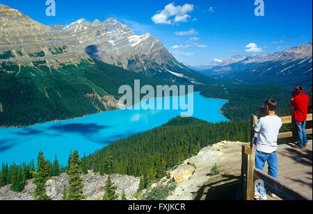 Touristen am Peyto Lake, Banff nationales Park, Alberta, Kanada Stockfoto