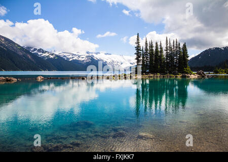 Ruhigen, klaren Wasser der Garibaldi See reflektieren Bäume und Berge in den Farben blau, grün, Smaragd und Flasche Stockfoto