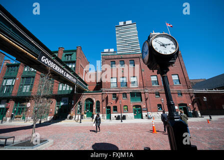 Historischen und moderne Gebäuden koexistieren in der Brennerei, ein Touristenziel und Wohngebiet im zentralen Toronto Kanada Stockfoto