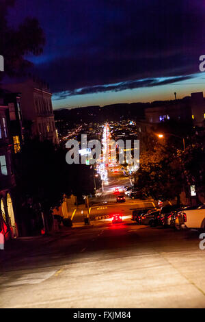 San Francisco Lombard Street vom Telegraph Hill West Blick auf das letzte Licht des Tages. Stockfoto