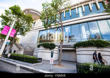 Menschen, die einem Spaziergang vor der San Francisco Symphony Hall an einem warmen Samstagabend im April 2016 Stockfoto