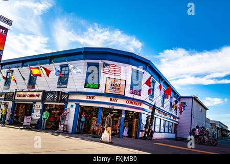 Pier 39, Fisherman Wharf Gegend von San Francisco mit vielen Touristen an einem warmen sonnigen Samstag Nachmittag im April 2016 Stockfoto