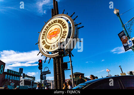 Pier 39, Fisherman Wharf Gegend von San Francisco mit vielen Touristen an einem warmen sonnigen Samstag Nachmittag im April 2016 Stockfoto