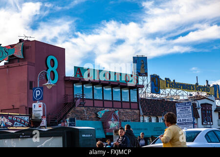Pier 39, Fisherman Wharf Gegend von San Francisco mit vielen Touristen an einem warmen sonnigen Samstag Nachmittag im April 2016 Stockfoto