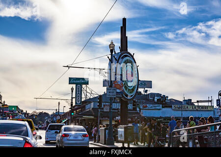 Pier 39, Fisherman Wharf Gegend von San Francisco mit vielen Touristen an einem warmen sonnigen Samstag Nachmittag im April 2016 Stockfoto