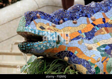 Die Trencadís Eidechse Statue von Antoni Gaudi im Park Güell in Barcelona, Spanien. Stockfoto