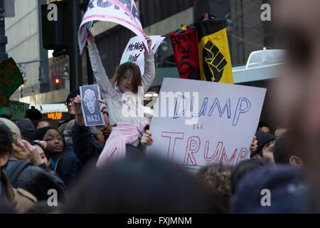 Dump der Trump - A junges Mädchen sitzt auf ihrem Elternhaus Schultern gegen Donald Trump während einer Anti-Trump-Rallye zu demonstrieren Stockfoto