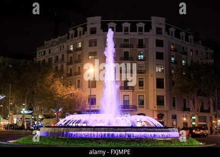 Die hellen Lichter von Barcelonas Zentralplatz - Placa de Catalunya - nachts beleuchtet. Stockfoto