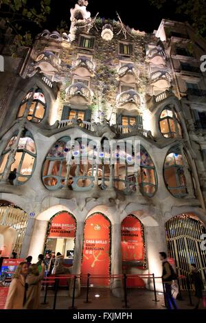 Casa Battlo in der Innenstadt von Barcelona, Spanien ist eines der berühmtesten Bauwerke Antoni Gaudis. Hier es ist nachts beleuchtet, zeigt die Stockfoto