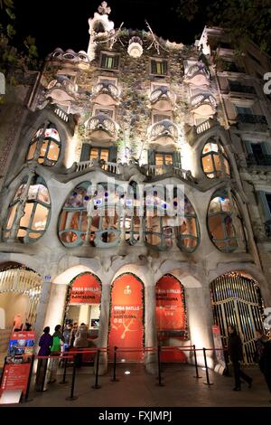 Casa Battlo in der Innenstadt von Barcelona, Spanien ist eines der berühmtesten Bauwerke Antoni Gaudis. Hier es ist nachts beleuchtet, zeigt die Stockfoto
