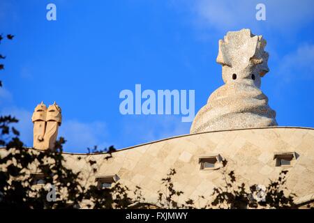 Ungewöhnlich geformte Schornsteine Linie das Dach des Casa Mila in Barcelona, Spanien Stockfoto