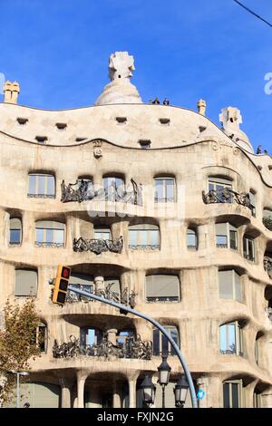 Ungewöhnliche Schornsteine und wellenförmigen Linien der Casa Mila, Barcelona, Spanien Stockfoto