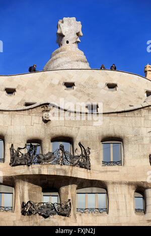 Ungewöhnliche Schornsteine und wellenförmigen Linien der Casa Mila, Barcelona, Spanien Stockfoto