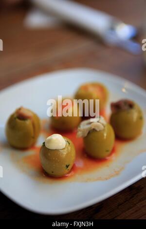 Barcelona, Spanien ist bekannt weltweit für seine Tapas-Art essen - kleine Teller mit Essen geteilt zwischen Freunden und Fami Stockfoto