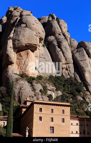 Die gezackten Gipfel des Montserrat Tower über Klosters waren mit dem gleichen Namen am Stadtrand von Barcelona, Spanien Stockfoto