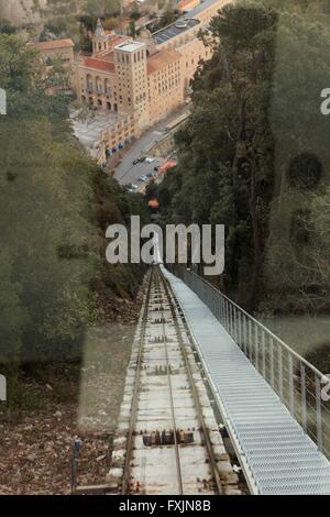 Der Blick aus dem Inneren der Seilbahn nach unten in Richtung der Benediktiner-Kloster von Montserrat am Stadtrand von Barcelona, S Stockfoto