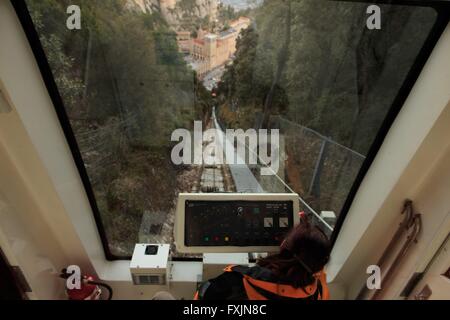 Der Blick aus dem Inneren der Seilbahn nach unten in Richtung der Benediktiner-Kloster von Montserrat am Stadtrand von Barcelona, S Stockfoto