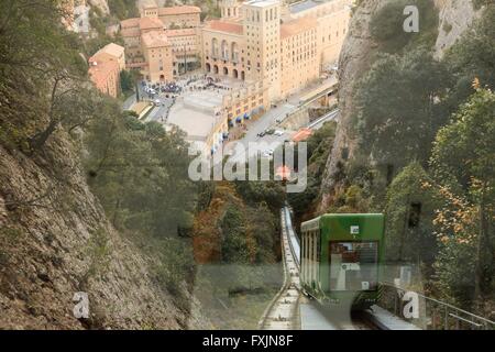 Der Blick aus dem Inneren der Seilbahn nach unten in Richtung der Benediktiner-Kloster von Montserrat am Stadtrand von Barcelona, S Stockfoto