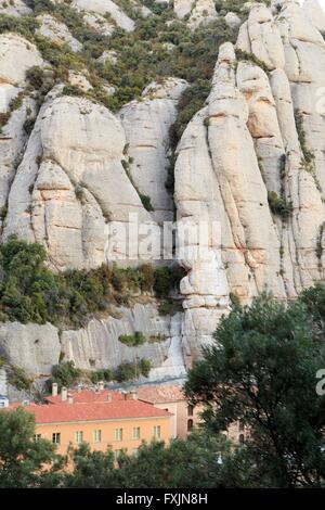 Der Blick aus dem Inneren der Seilbahn nach unten in Richtung der Benediktiner-Kloster von Montserrat am Stadtrand von Barcelona, S Stockfoto