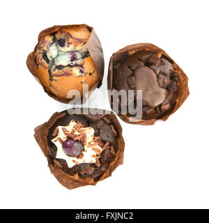 Drei Schokoladen-Muffins auf einem weißen Hintergrund Stockfoto